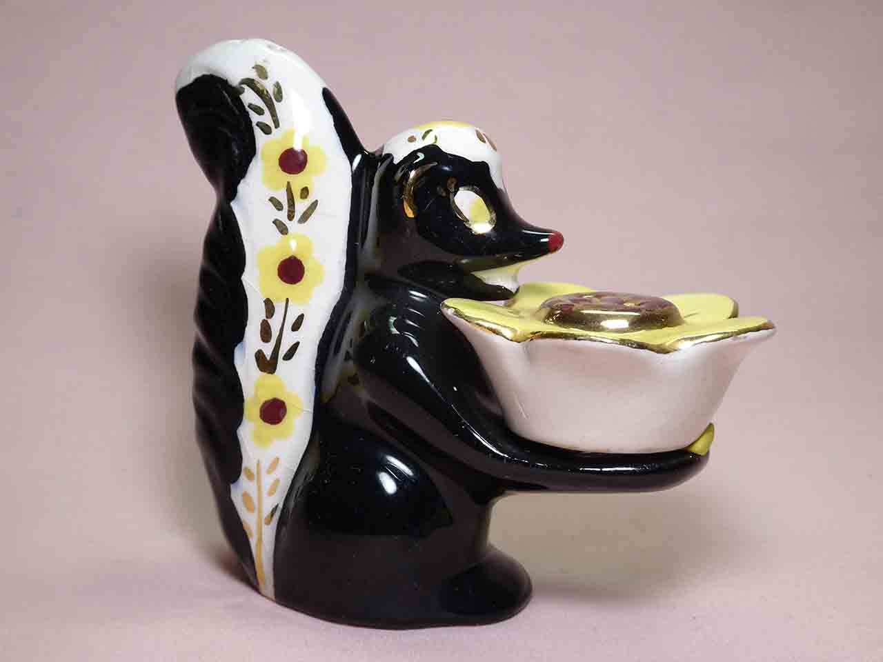 40068 Poinsettia Studios California salt and pepper shakers - skunk holding flower