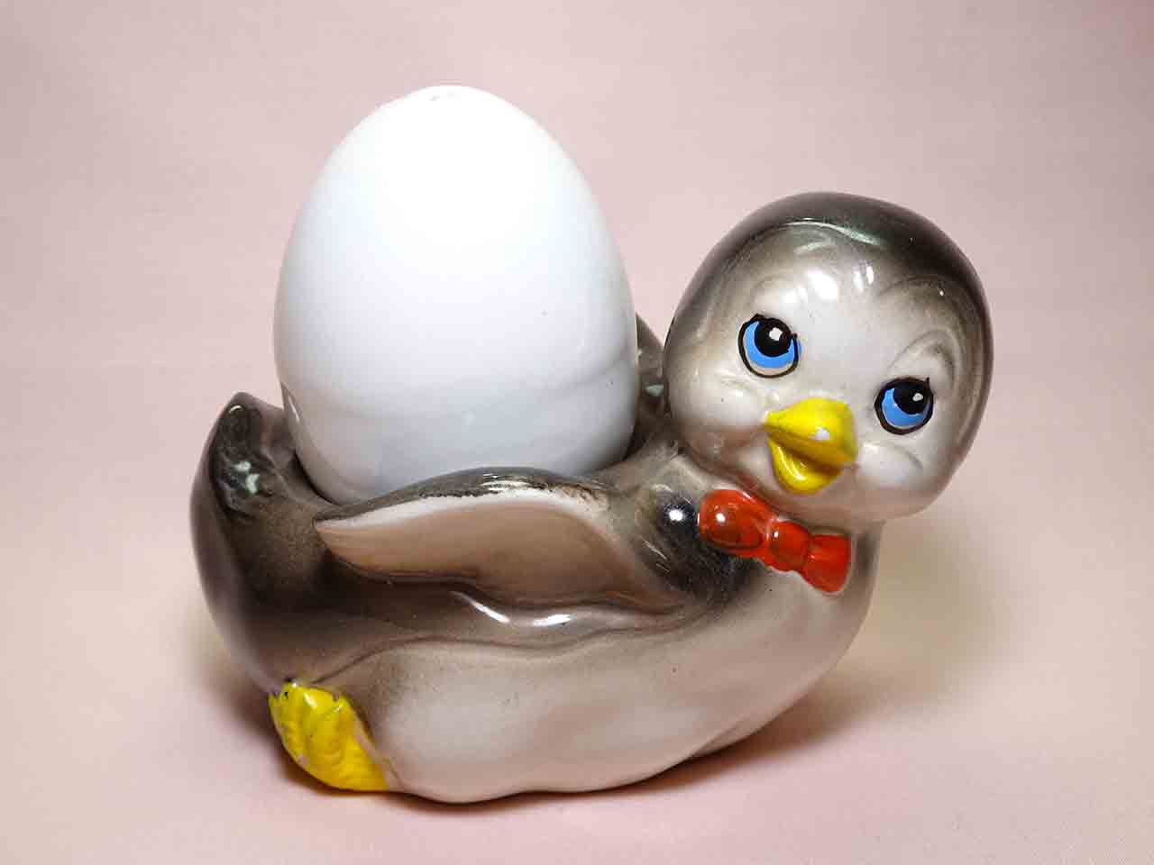 41114 Animals Holding an Egg on Back/Stomach Stackers salt and pepper shakers - penguin