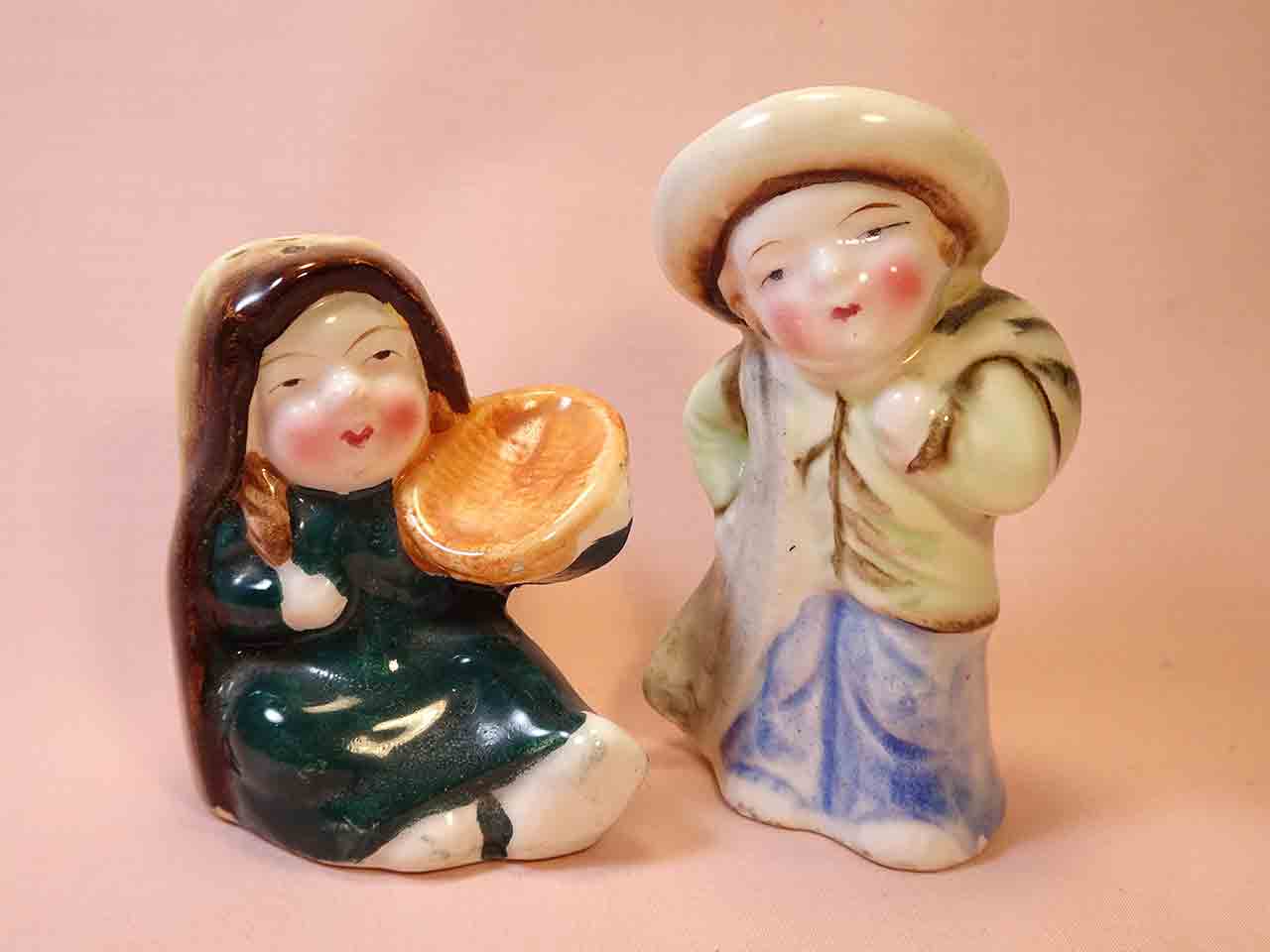 43396 Mexico couple salt and pepper shakers
