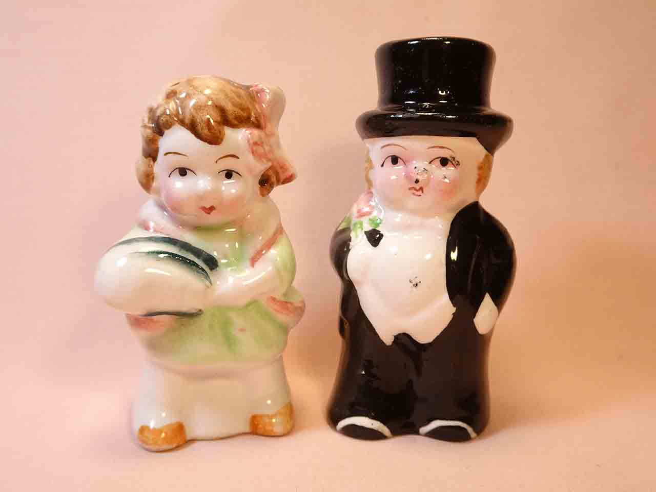 43398 England couple salt and pepper shakers