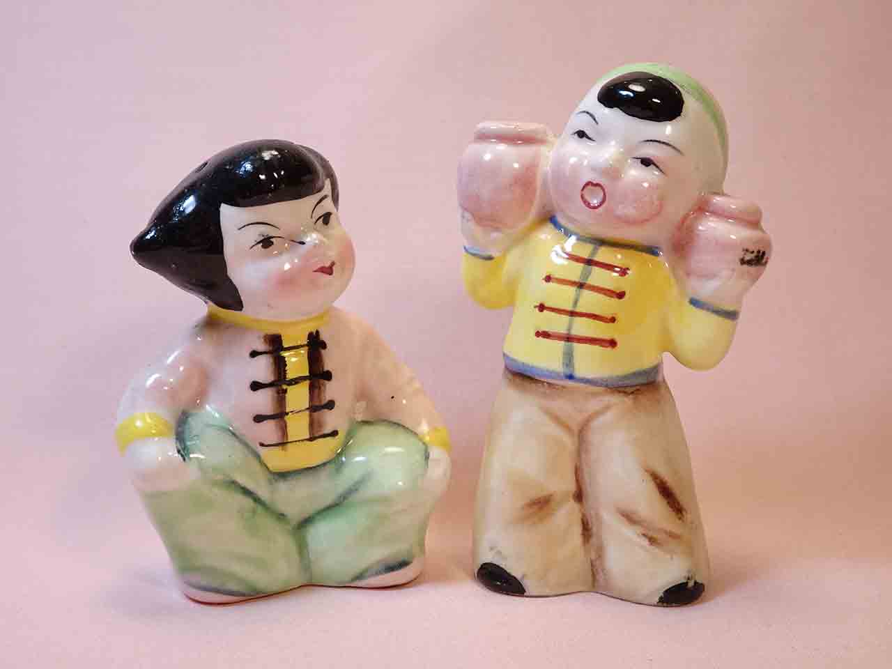 43400 China couple salt and pepper shakers