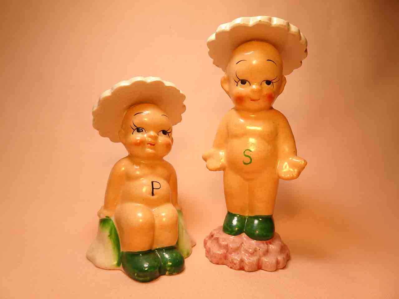43516 Babies wearing flower hats salt and pepper shakers series
