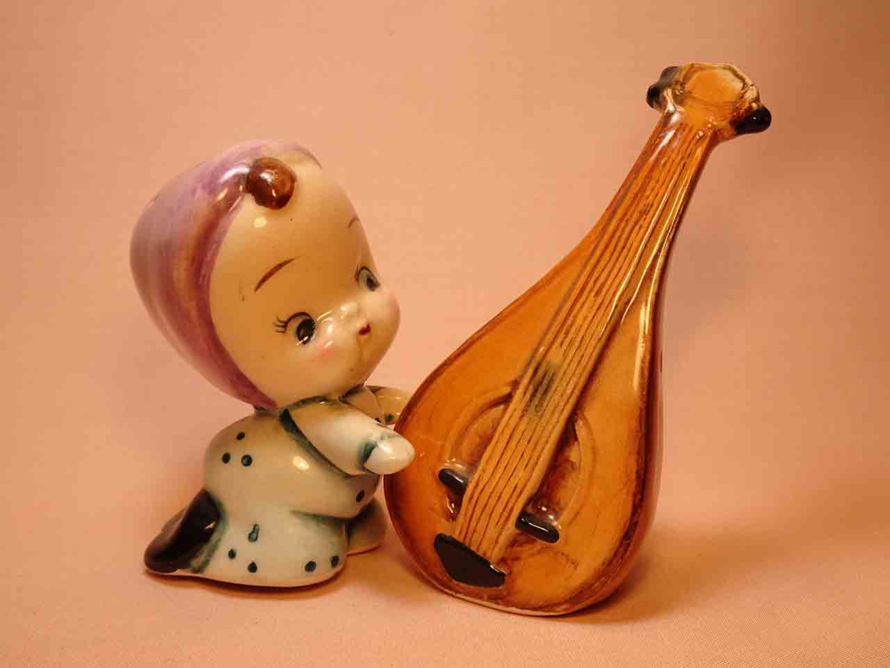 43541 Children musicians salt and pepper shakers series - lute