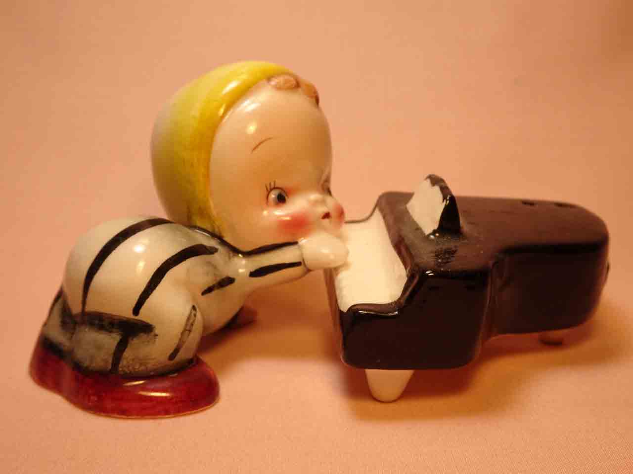 43544 Children musicians salt and pepper shakers series - piano