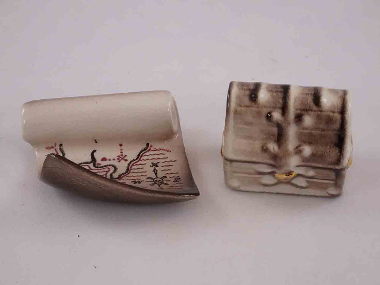 45038 Arcadia Miniature pirate treasure map and chest salt and pepper shakers