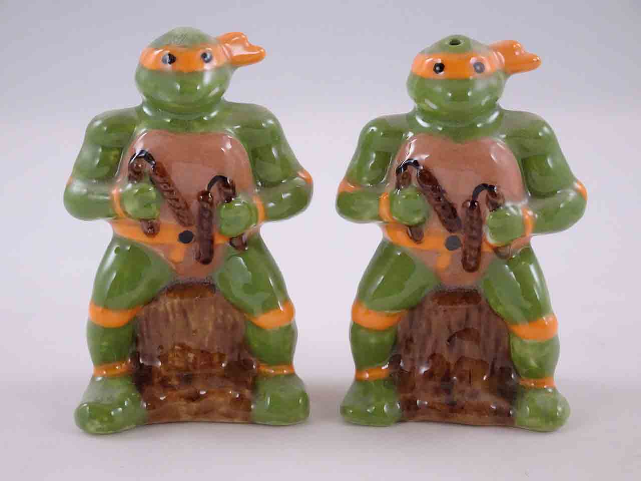 45090 TNMT Michaelangelo salt and pepper shakers