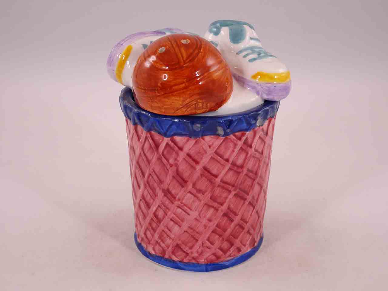 48764 Basketball salt and pepper shakers