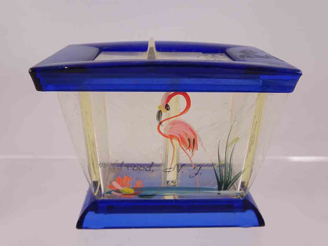 54939 Plastic one piece fish tank with flamingo salt and pepper shakers