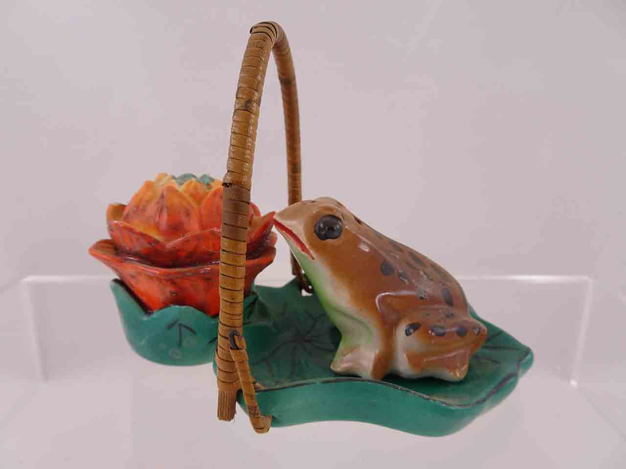 55919 Frog with flower on lily pad with wicker handle salt and pepper shakers