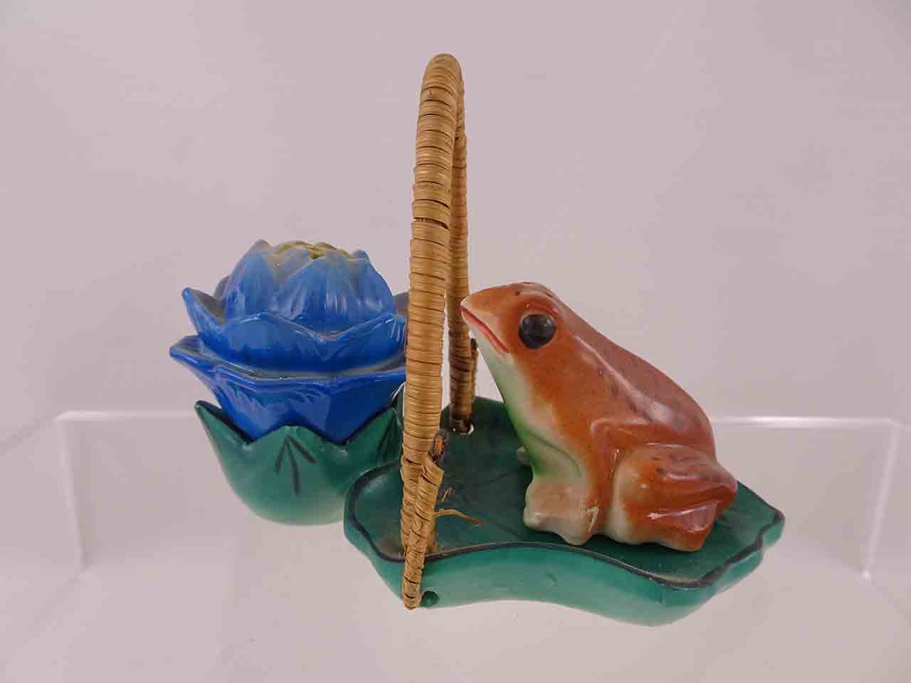 55921 Frog with flower on lily pad with wicker handle salt and pepper shakers