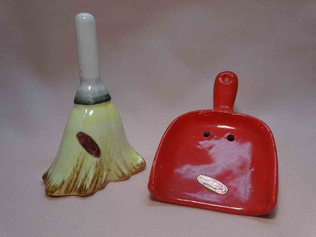 28532 Enesco Seven Days of the Week salt and pepper shakers series - Friday cleaning day - straw broom and dustpan