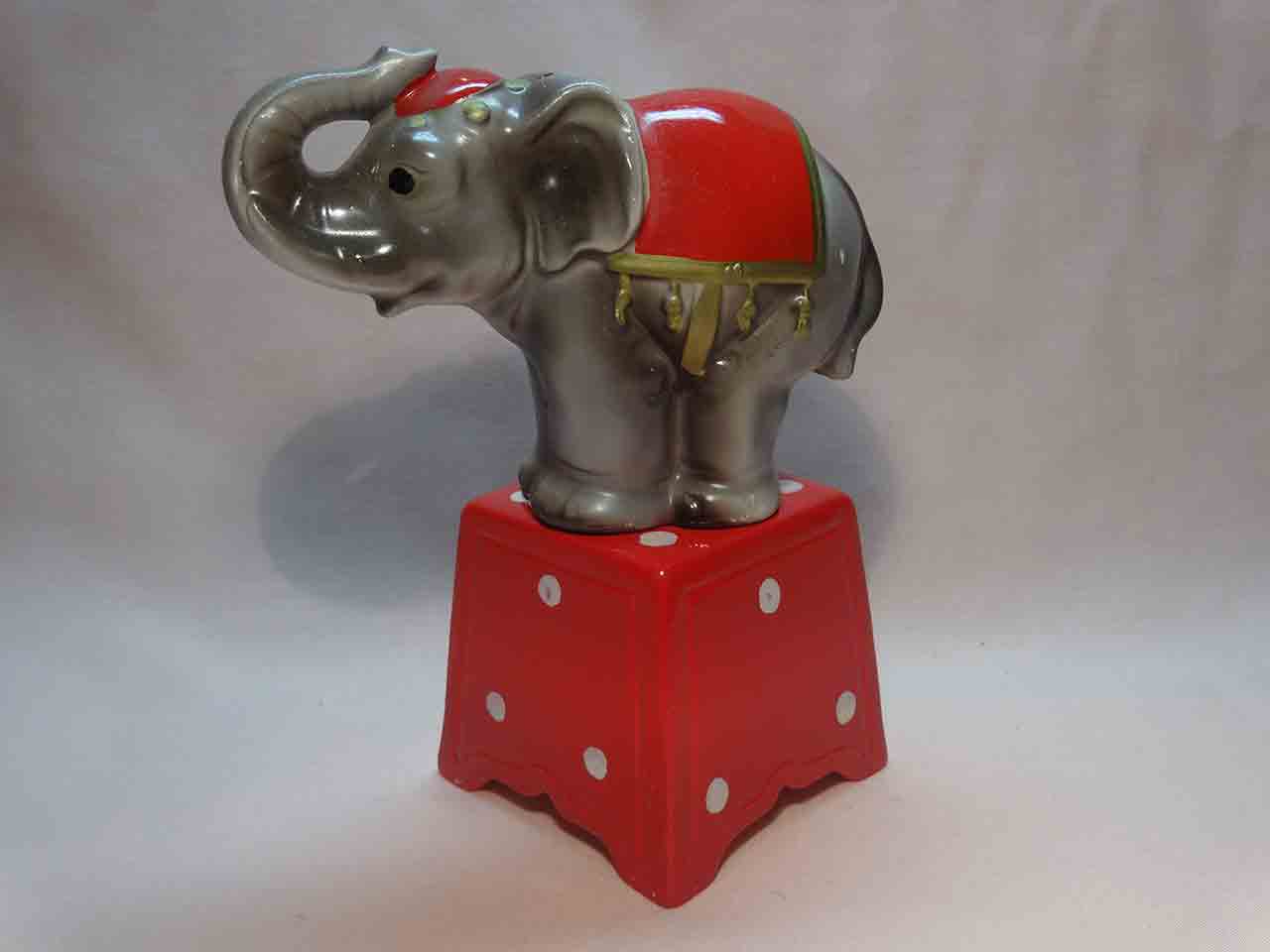 29110 Circus animal on pedestal salt and pepper shakers - elephant