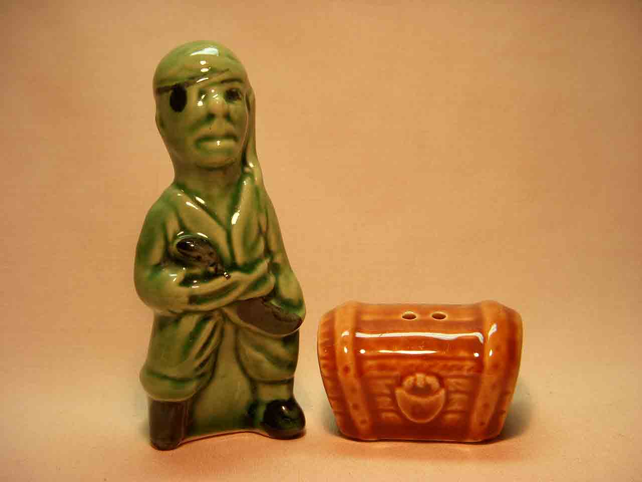 3422 Go with pirate with treasure chest salt and pepper shaker