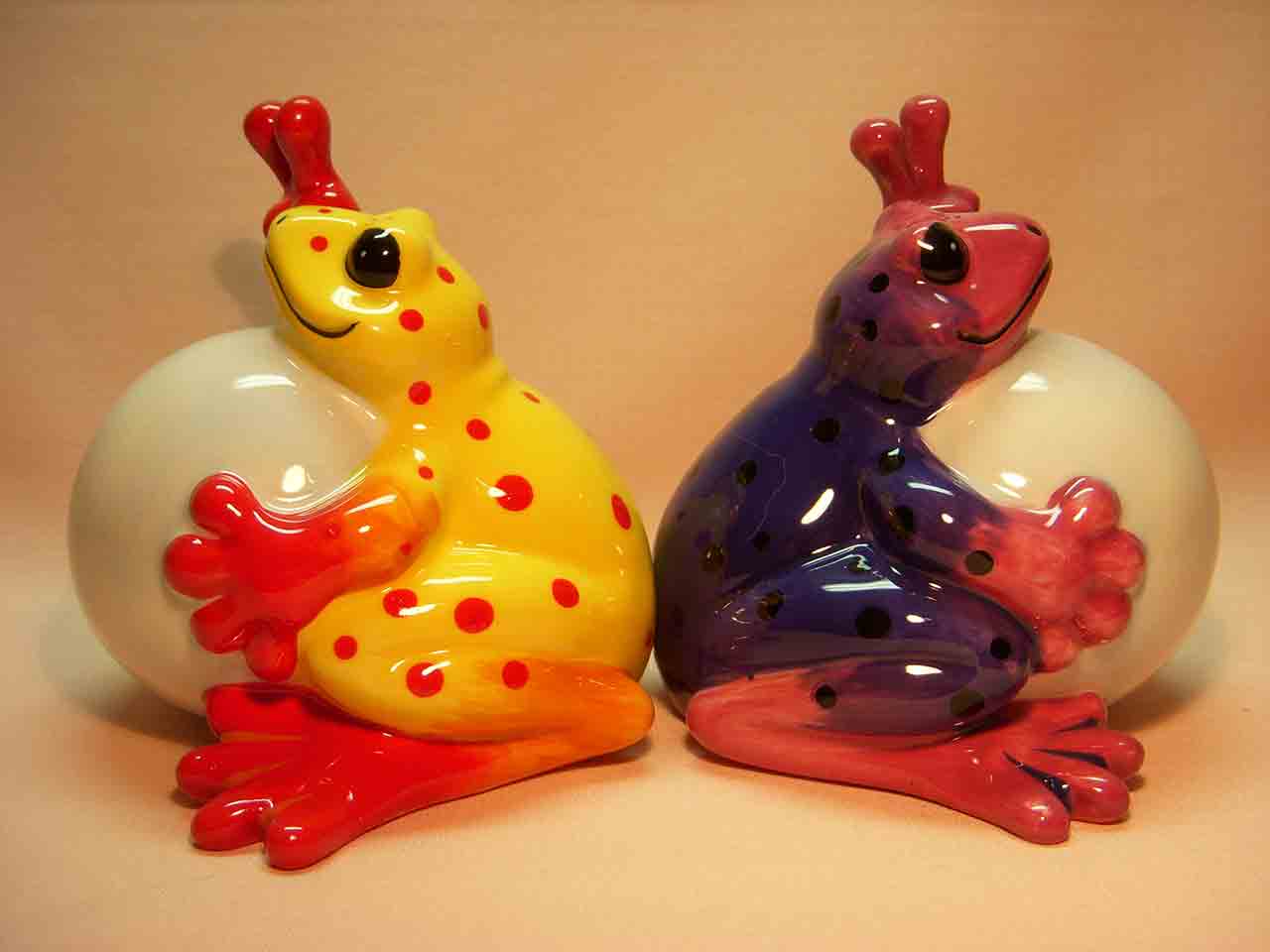 8256 Peace Frogs by Westland Giftware salt and pepper shakers