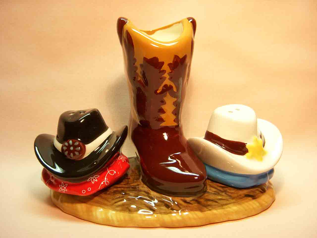 16643 Cowboy hats and boot Mwah Westland Giftware salt and pepper shakers