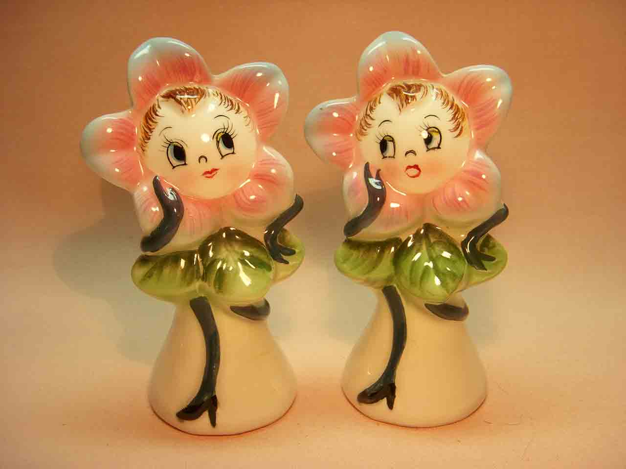 17847 Stick Figures PY poppies flowers anthropomorphic salt and pepper shakers