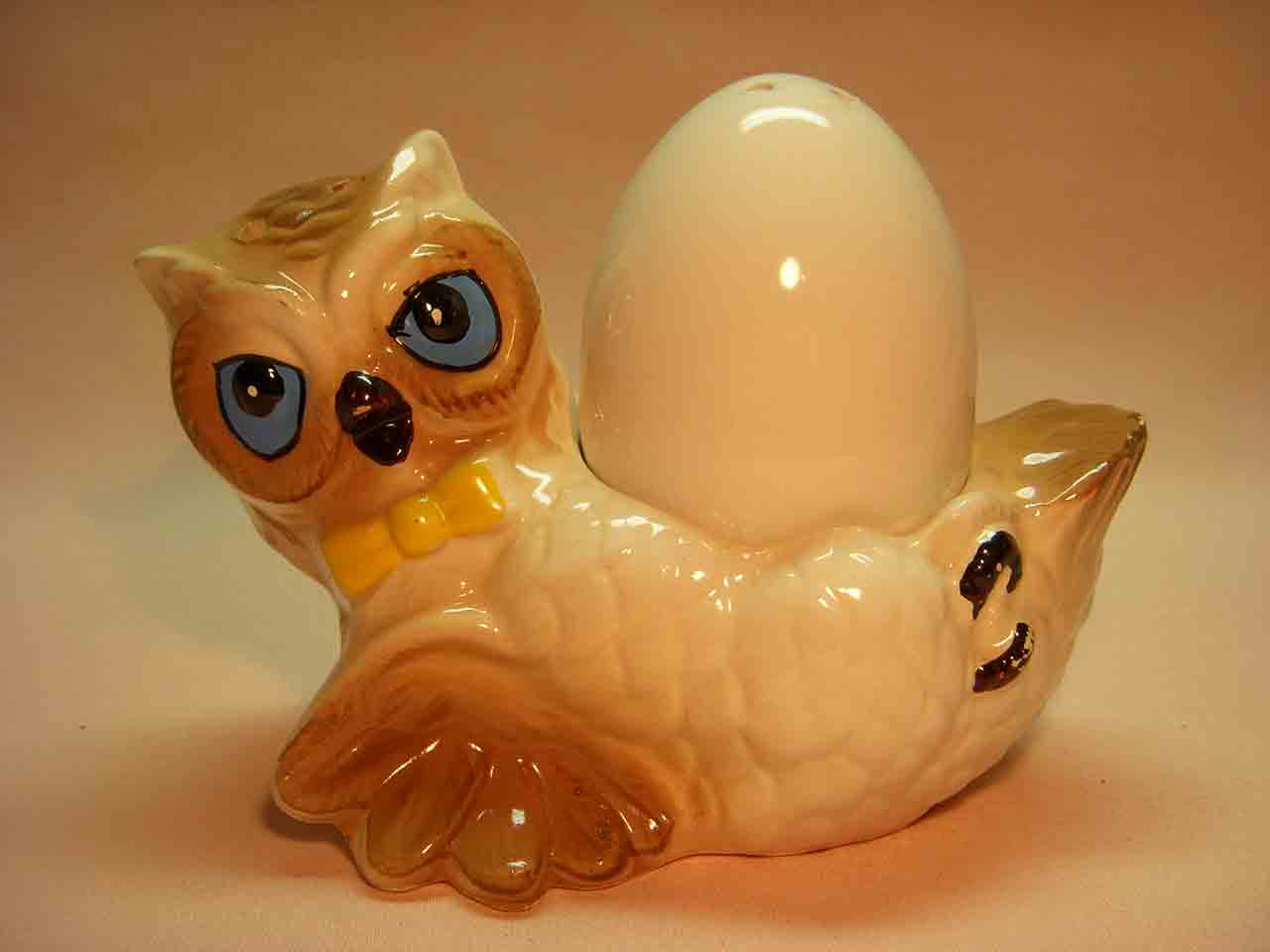 18465 Animals Holding an Egg on Back/Stomach Stackers salt and pepper shakers - owl