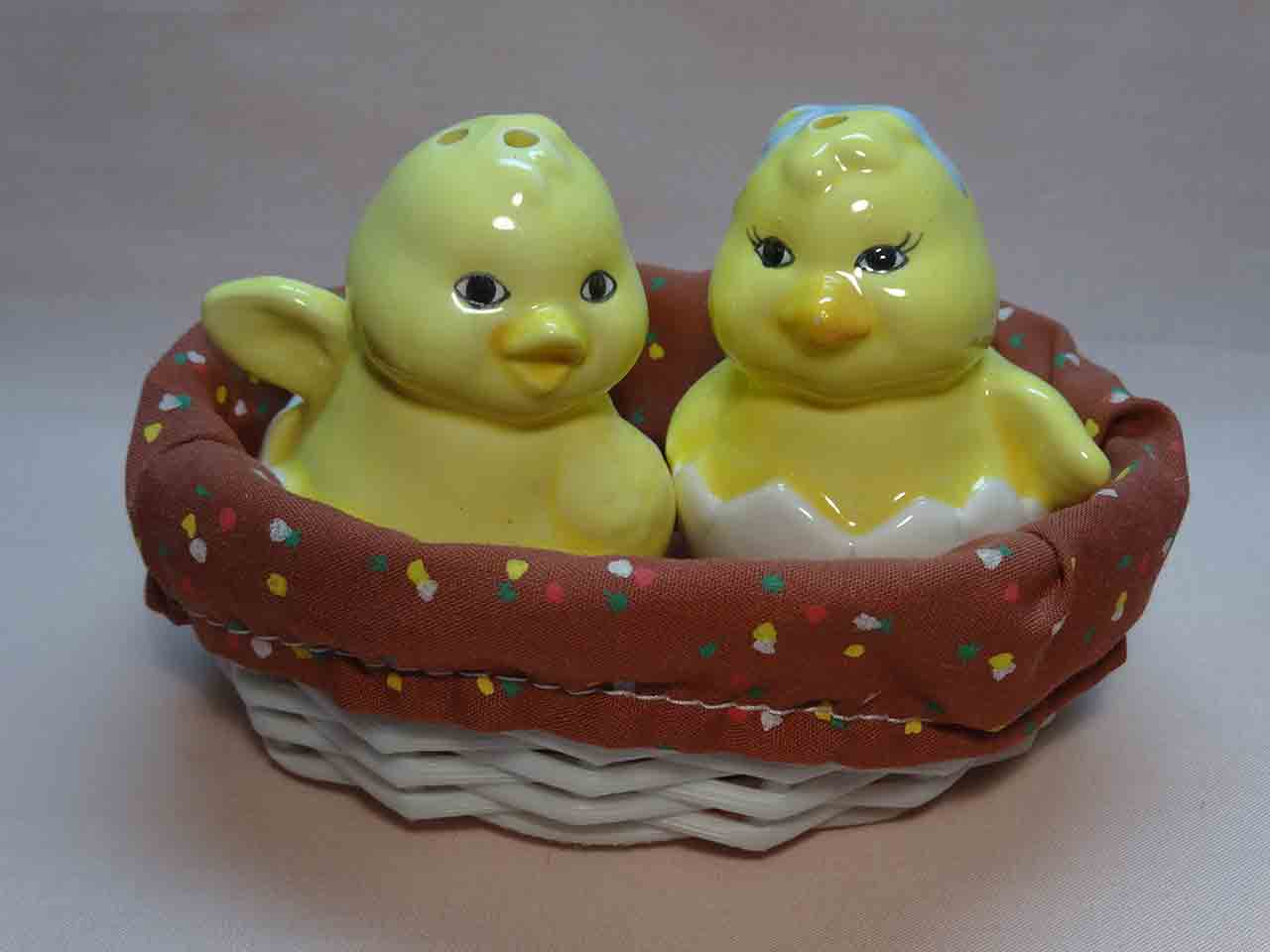 20466 Chicks salt and pepper shakers