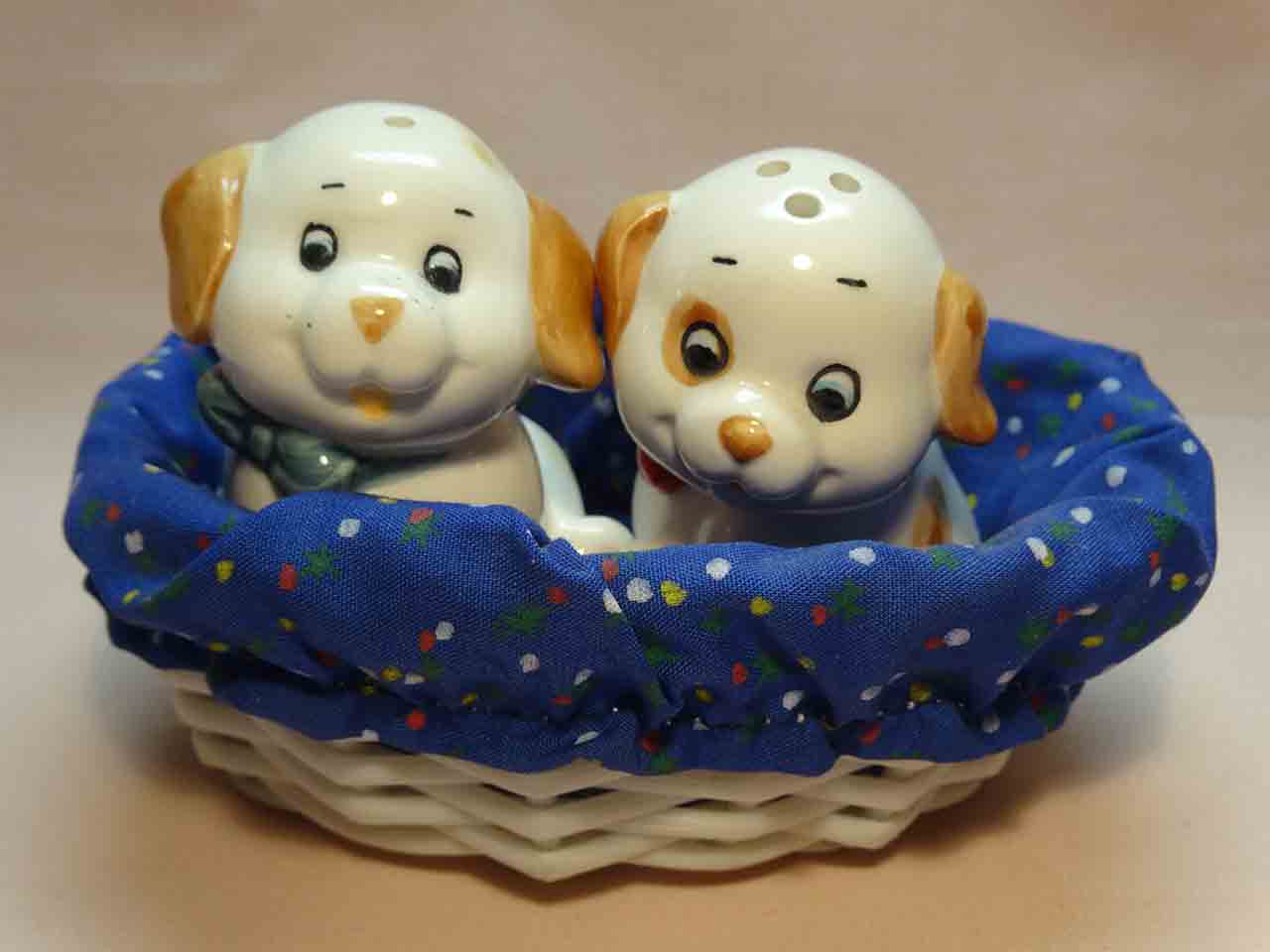 20468 Dogs salt and pepper shakers