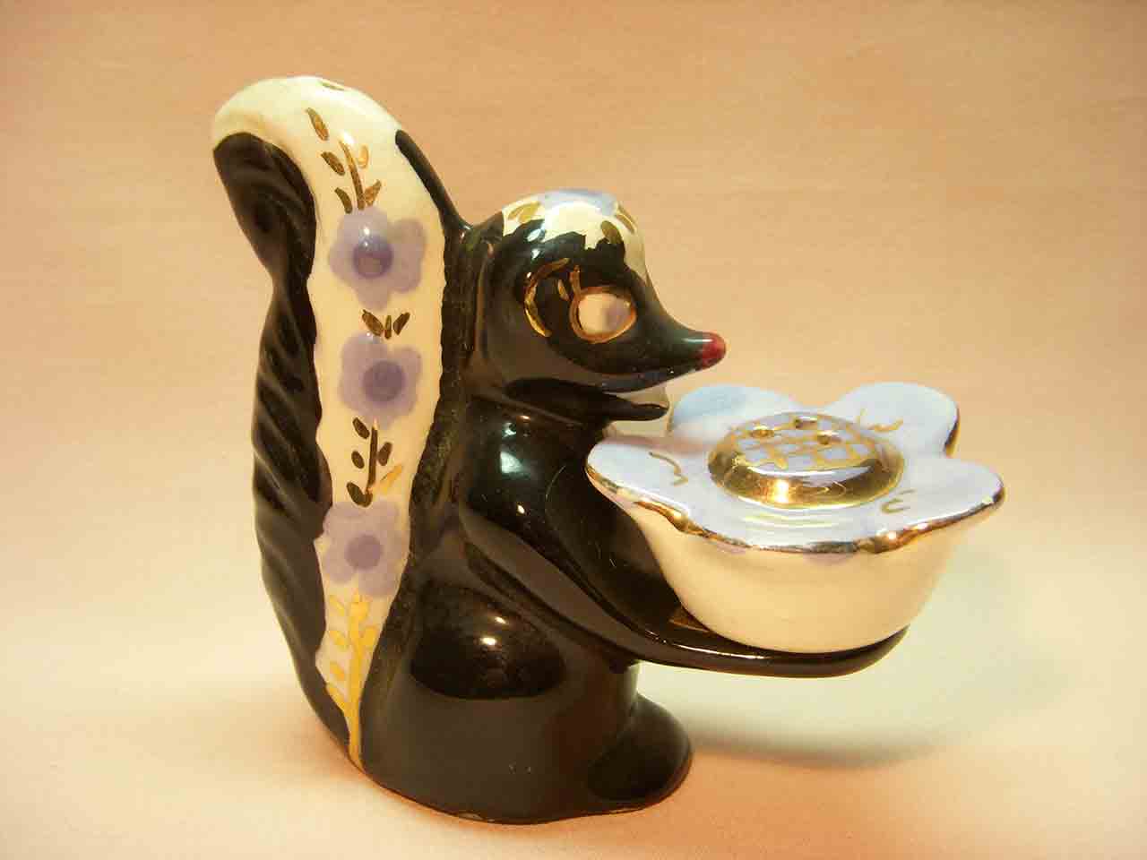 21750 Poinsettia Studios California salt and pepper shakers - skunk holding flower