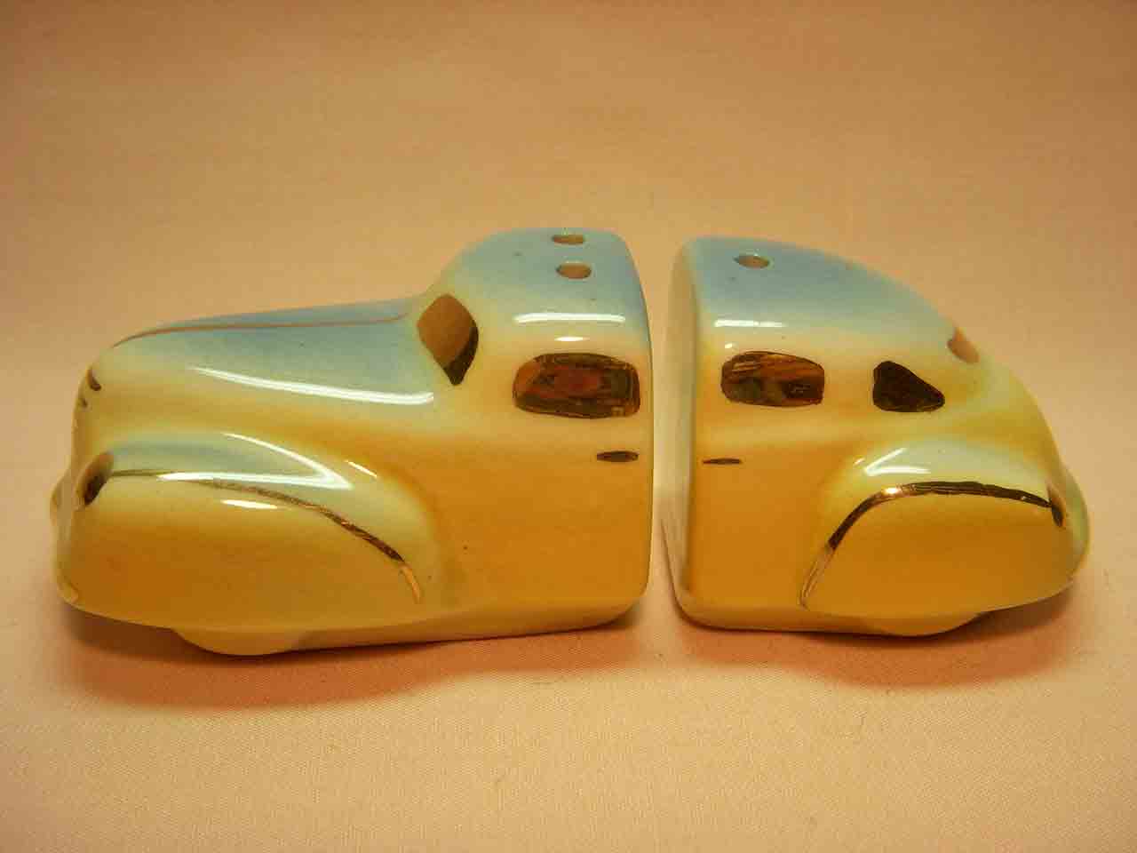 24332 Go with car salt and pepper shakers